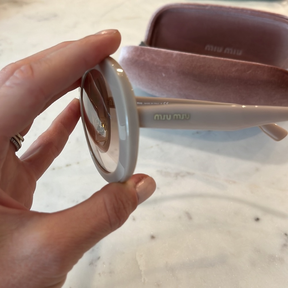 Authentic MIU MIU sunglasses. No scratches. With case. - Picture 4 of 4